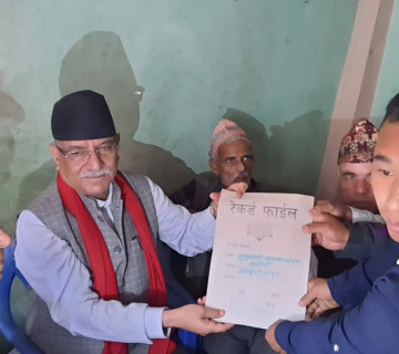 नवलपुर पुगेका प्रचण्डलाई भूमिहीनका प्रश्न : हामीलाई लालपुर्जा कहिले दिनुहुन्छ ?